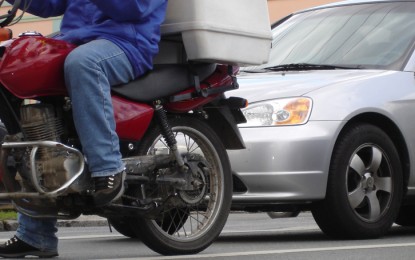 Motociclista pode ser autuado em vias públicas por causa do capacete