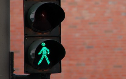Sensor em semáforos estende tempo de travessia a pedestres idosos