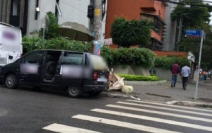 Estacionar próximo às esquinas é irregular e eleva o risco de acidentes