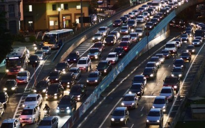 Brasileiro gasta cada vez mais tempo no trânsito, aponta pesquisa