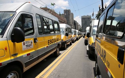 Protesto de motoristas de van escolar dura dez horas