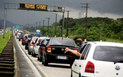 4,7 milhões de veículos viajam por estradas paulistas no Carnaval. Veja melhores horários para sair