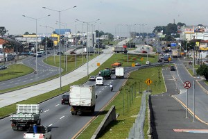 Entra em vigor nesta quinta-feira (1) o horário especial para circulação de caminhões na Linha Verde Sul, no trecho entre a Cidade Industrial de Curitiba e o viaduto da BR 277 no bairro Jardim Botânico.Foto: Ricardo Almeida/SMCS (arquivo)