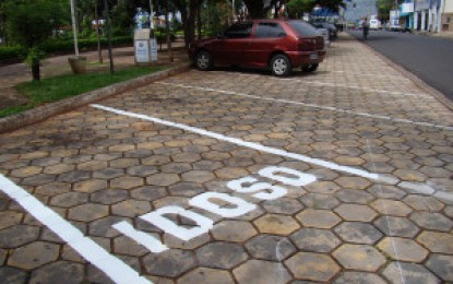 Em novembro, estacionar irregularmente nas vagas reservadas às pessoas com deficiência ou idosos será infração gravíssima