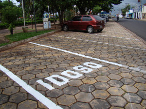 em-novembro-estacionar-irregularmente-nas-vagas-reservadas-as-pessoas-com-deficiencia-ou-idosos-sera-infracao-gravissima