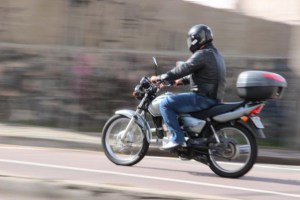 excesso-de-carga-em-motocicleta-aumenta-riscos-de-acidentes