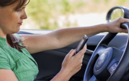 Falar ou mexer no celular ao volante vira infração gravíssima. Veja essa e outras mudanças no CTB