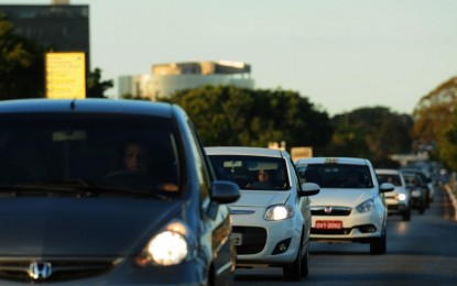 Deixar de ligar faróis de dia na pista vai dar multa a partir de sexta