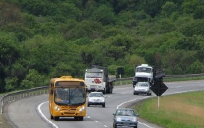 Deputado quer alterar lei que obriga uso de faróis durante o dia