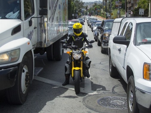 circulacao-de-motos-no-corredor-e-legalizada-na-california