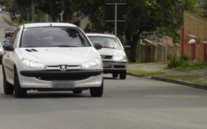 Teoria sugere que o uso do farol baixo durante o dia pode ser prejudicial à visão