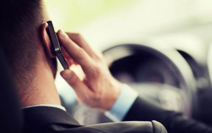 51,8% dos motoristas brasileiros usam celular no trânsito, diz pesquisa