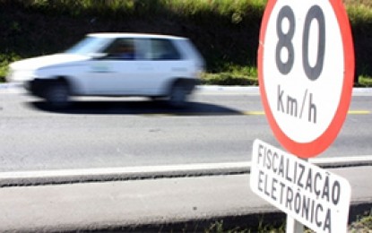 Passar a 80 km/h em via de 70 km/h ‘às vezes é distração’ e é ‘falta leve’, avalia ministro da Infraestrutura