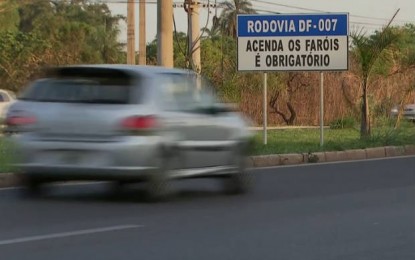 Justiça libera aplicação de multas por farol desligado em rodovia sinalizada