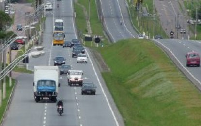Comissão aprova fim de farol aceso durante o dia em rodovias no perímetro urbano
