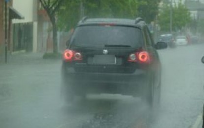 Dirigir na chuva requer cuidados especiais. Veja dicas do Portal do Trânsito