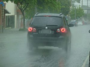 dirigir-na-chuva-requer-cuidados-especiais-veja-dicas-do-portal-do-transito