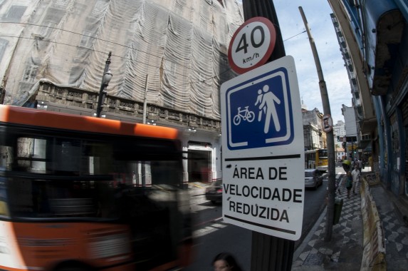 SÃO PAULO, SP, BRASIL, 22-10-2013, 11h30: Ruas do centro de São Paulo tem velocidade reduzida a partir desta segunda-feira(21). (Foto: Marcelo Camargo/ABr)