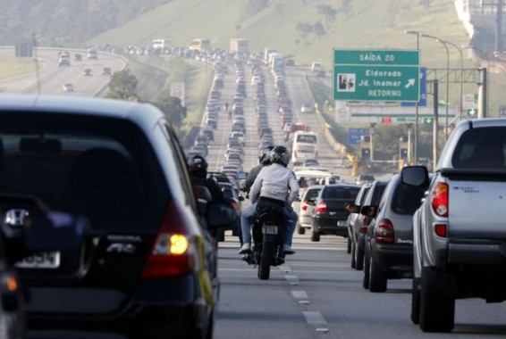 IMI08 SÃO PAULO/SP 18/02/2012 MOVIMENTO IMIGRANTES CARNAVAL CIDADES - Rodovia dos Imigrantes tem congestionamento do Km 18 ao 55 segundo a Ecovias. Na foto região de São Bernardo do Campo. FOTO: HÉLVIO ROMERO/AE