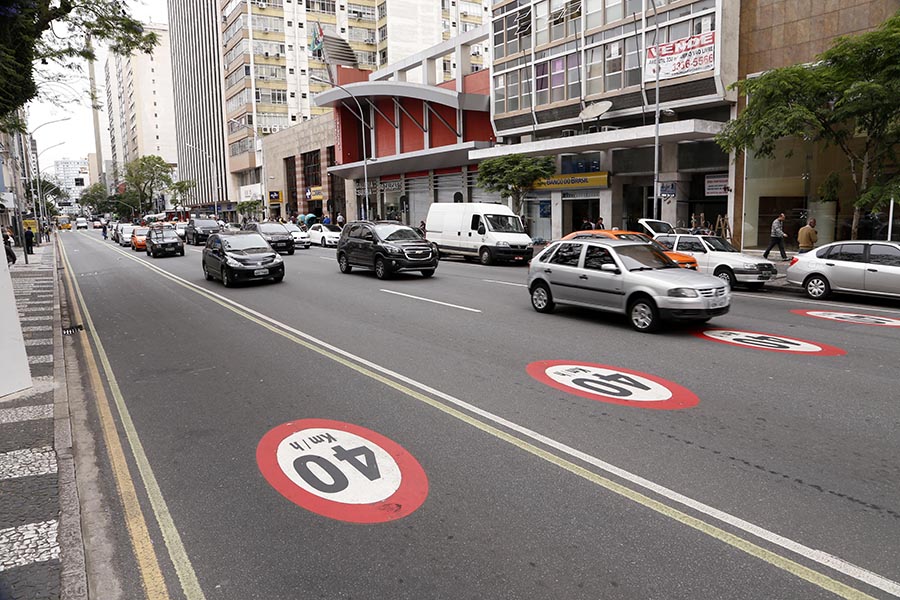 Um levantamento realizado recentemente pelo Batalhão da Polícia de Trânsito confirmou uma redução de 28,9% nos acidentes na Área Calma, polígono na região central de Curitiba no qual a velocidade máxima permitida é de 40km/h.
Foto: Luiz Costa/SMCS