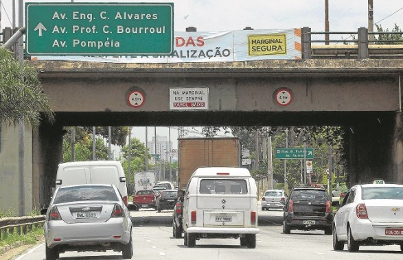 SCA2805 SÃO PAULO 10/02/2017 - JORNAL DO CARRO - PLACAS FAROL/ - Fotos da sinalização de transito sob a ponte do Limão, que tem confundido motoristas quanto a obrigatoriedade do uso de farol aceso nas marginais.FOTO SERGIO CASTRO/ESTADÃO