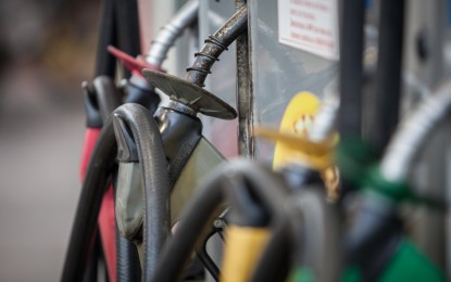 Redução do preço da gasolina pela Petrobras não chega aos postos, aponta ANP