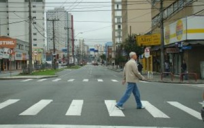 Gesto com braço feito por pedestre para atravessar a rua pode virar lei