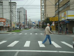 gesto-com-braco-feito-por-pedestre-para-atravessar-a-rua-pode-virar-lei