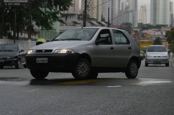 VICIOSVOLANT04 - SAO PAULO - 23-05-2006 VICIOSVOLANT - Jornal do Carro.Vicios que danificam o carro, como passar com uma rada de cada vez na lombada.Foto Claudio Teixeira/AE