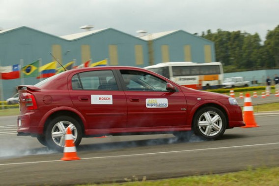 TESTES S11 SP 28-04-05 J CARRO JT testes com sistemas de freios ABS da Bosch. Na foto, um Chevrolet Astra. FOTO Divulgacao.