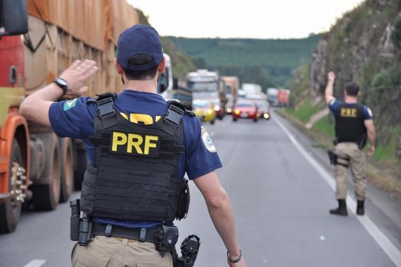 prf fiscaliza trânsito no feriado