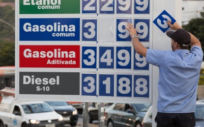 Preço da gasolina sobe mais de 8% na primeira semana após alta de impostos, diz ANP