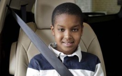 Quando a criança pode deixar o assento de elevação e usar somente o cinto de segurança?
