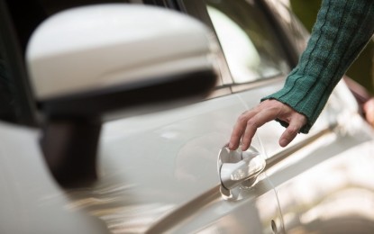 Veja como evitar tomar choques ao encostar no carro