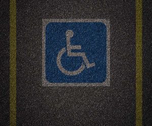 deputados-avaliam-aumentar-multa-para-quem-estacionar-em-vaga-de-idoso-ou-deficiente