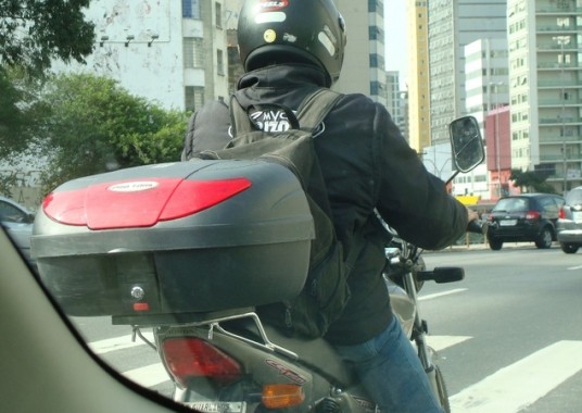 comissao-aprova-lei-que-libera-motos-no-corredor