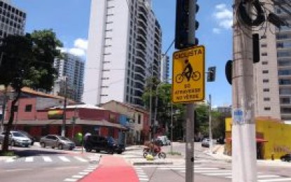 Denúncia: semáforo para ciclistas em SP é visível apenas para pedestres e veículos