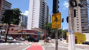 denuncia-semaforo-para-ciclistas-em-sp-e-visivel-apenas-para-pedestres-e-veiculos