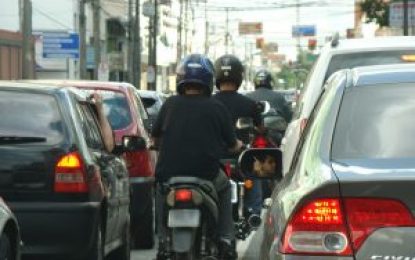 Projeto proíbe trânsito de motos nos corredores entre faixas