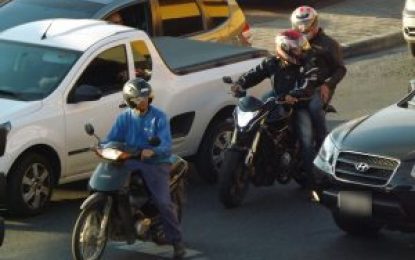 Carona na moto sem capacete: é permitido ou não?