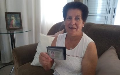 Aos 68 anos, idosa comemora primeira habilitação após reprovar 21 vezes em prova: ‘Nunca é tarde’