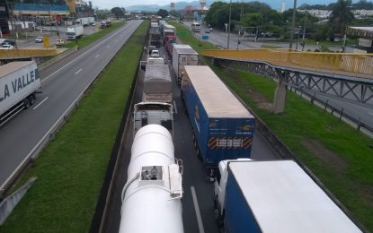 Limite mais duro para emissões em caminhões e ônibus valerá a partir de 2022