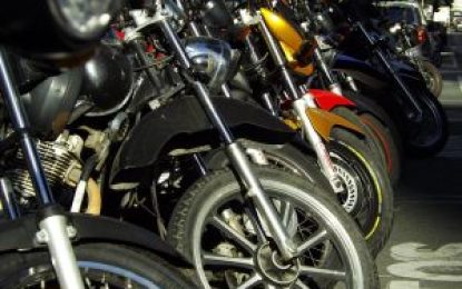 Agência de saúde da ONU divulga publicação em português sobre segurança de motos