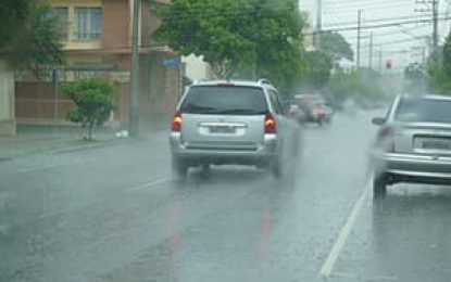 Em períodos de chuva é necessário redobrar os cuidados no trânsito