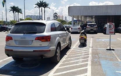 Rejeitado projeto que torna crime estacionar em vaga de idoso ou pessoa com deficiência