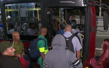 Prefeitura de SP aumenta efetivo de ônibus pelo 2° dia consecutivo após passageiros relatarem filas e superlotação