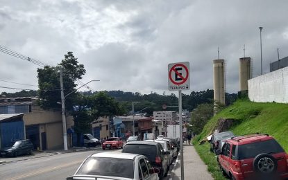 Placa de proibido estacionar: significa que não é permitido estacionar antes ou depois dela?