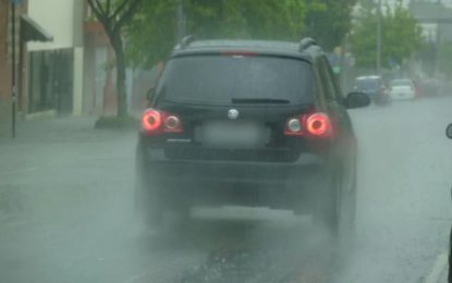 Dirigir em pista molhada requer atenção redobrada