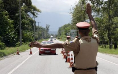 Viajar com CNH e licenciamento vencidos dá multa