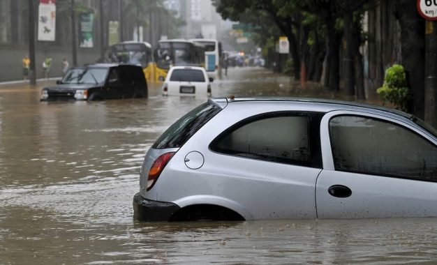 Saiba o que fazer quando seu carro for atingido por uma enchente
